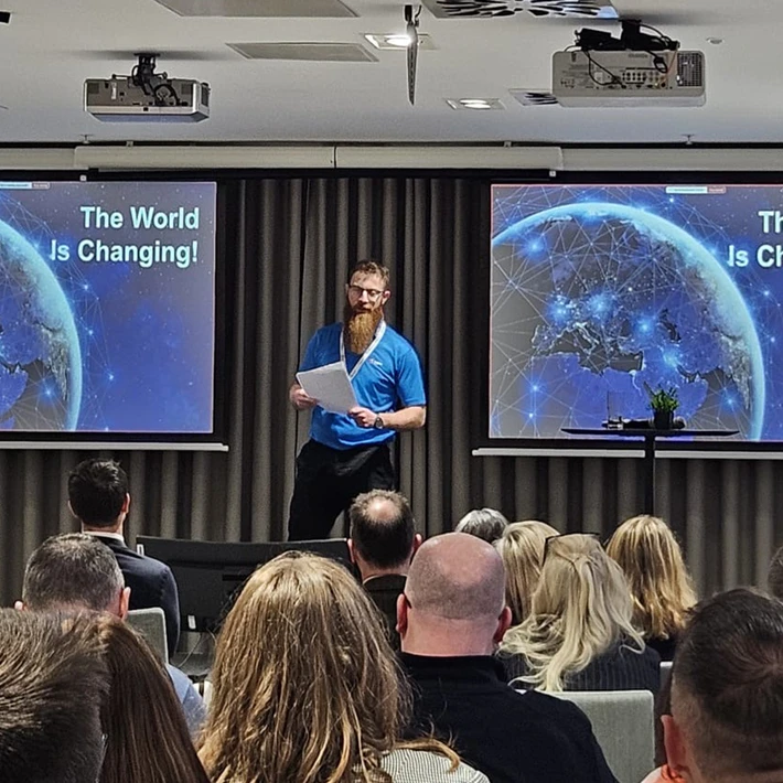 facilitator presenting to a group about to take on the experiential learning team training event detour in ireland