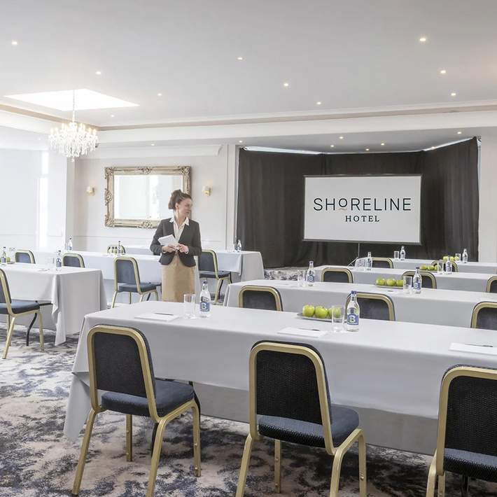 the shoreline hotel cabaret style room