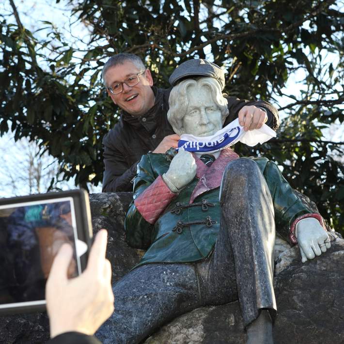 man getting photo with oscar wilde