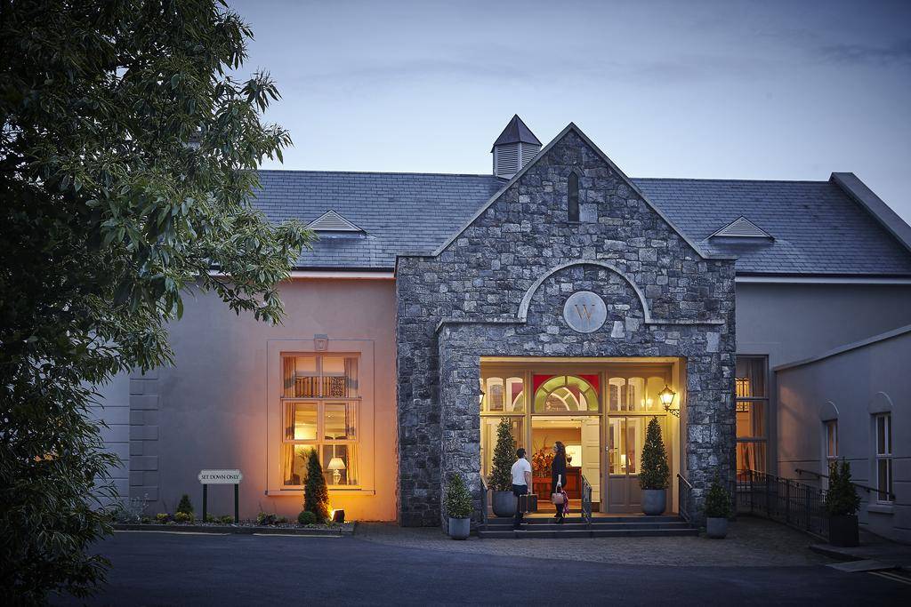 Hotel Woodstock Exterior at Night