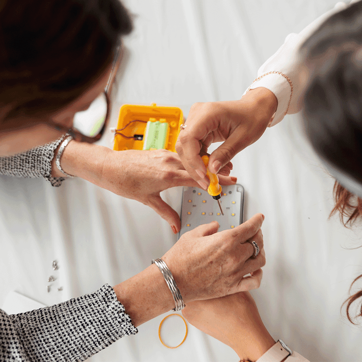 women helping to build solarbuddy